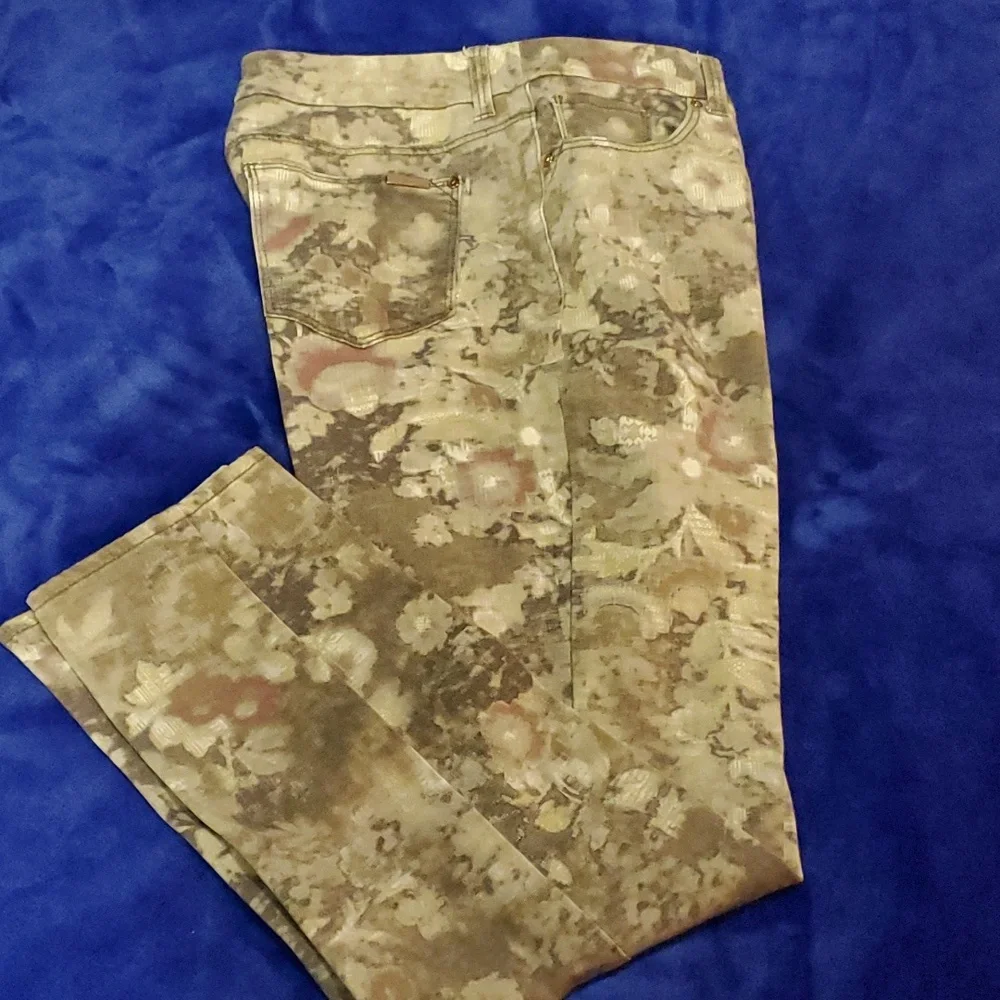 Chico's Camo Floral So Slimming Girlfriend Ankle Pants 1.5 or 10 - Picture 1 of 4